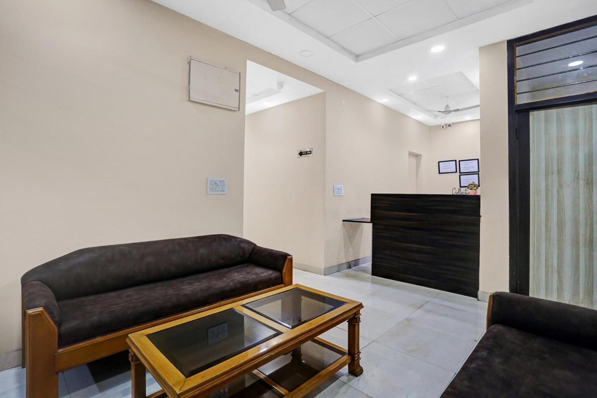 Hotel Collection O Metro View Ashok Vihar Near Shalimar Bagh Metro Station Nové Dillí Exteriér fotografie